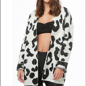 Cheetah like print white sweater